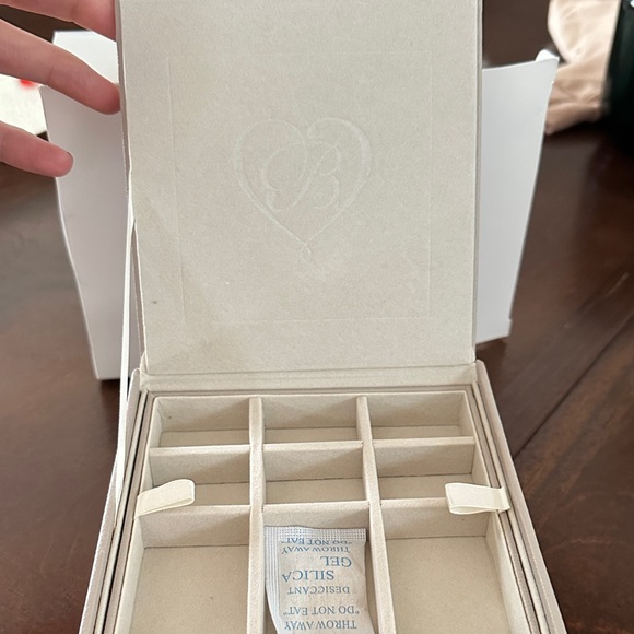 Chic Cream Brighton Jewelry Organizer with Heart Design - Picture 2 of 7